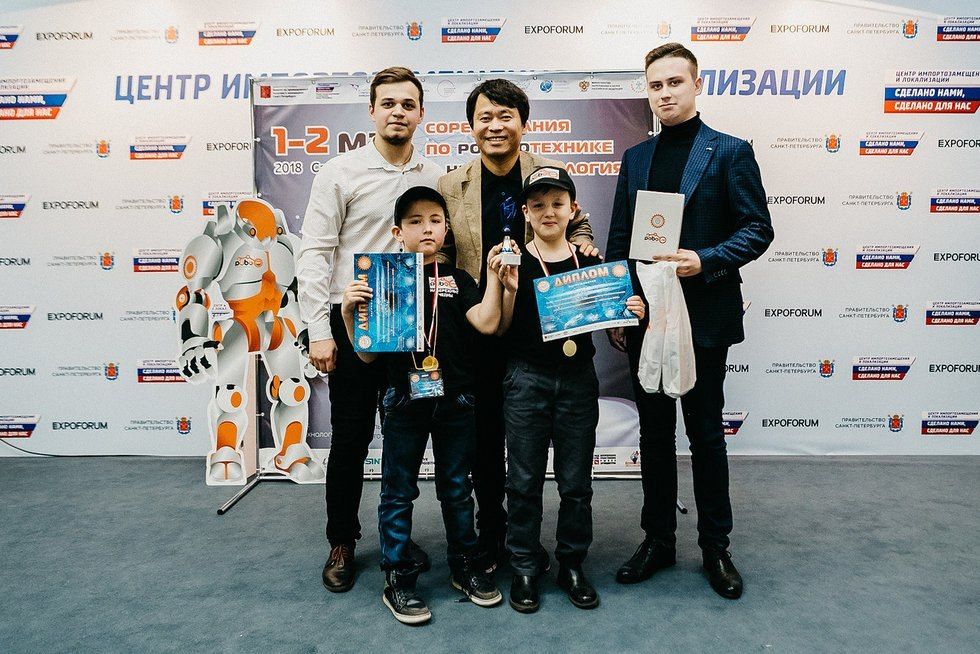 Ученики Скайпрог с дипломами соревнований по робототехнике